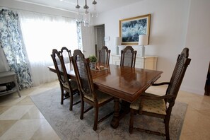 Dining - Beautiful waterfront pool home 5 minutes from downtown St Pete! (St. Petersburg)