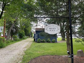 Property grounds - Couples Getaway on Lake Huron 2 miles south of the quaint town of Lexington (Lexington)