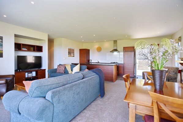 빌라 | 거실 공간 | 위성 채널 시청이 가능한 40인치 TV, 벽난로