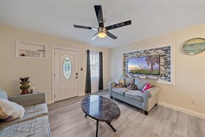 Smart TV, table football - Heated Pool Florida Home 10 miles beach 
3 miles IMG (Bradenton)