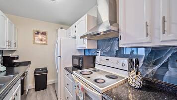 Refrigerador, microondas, horno y parrilla de estufa