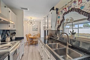 Fridge, microwave, oven, stovetop - Heated Pool Florida Home 10 miles beach 
3 miles IMG (Bradenton)