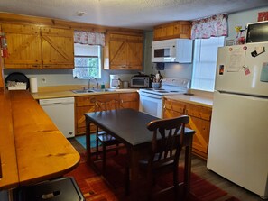 Jääkaappi, mikroaaltouuni, uuni, liesi