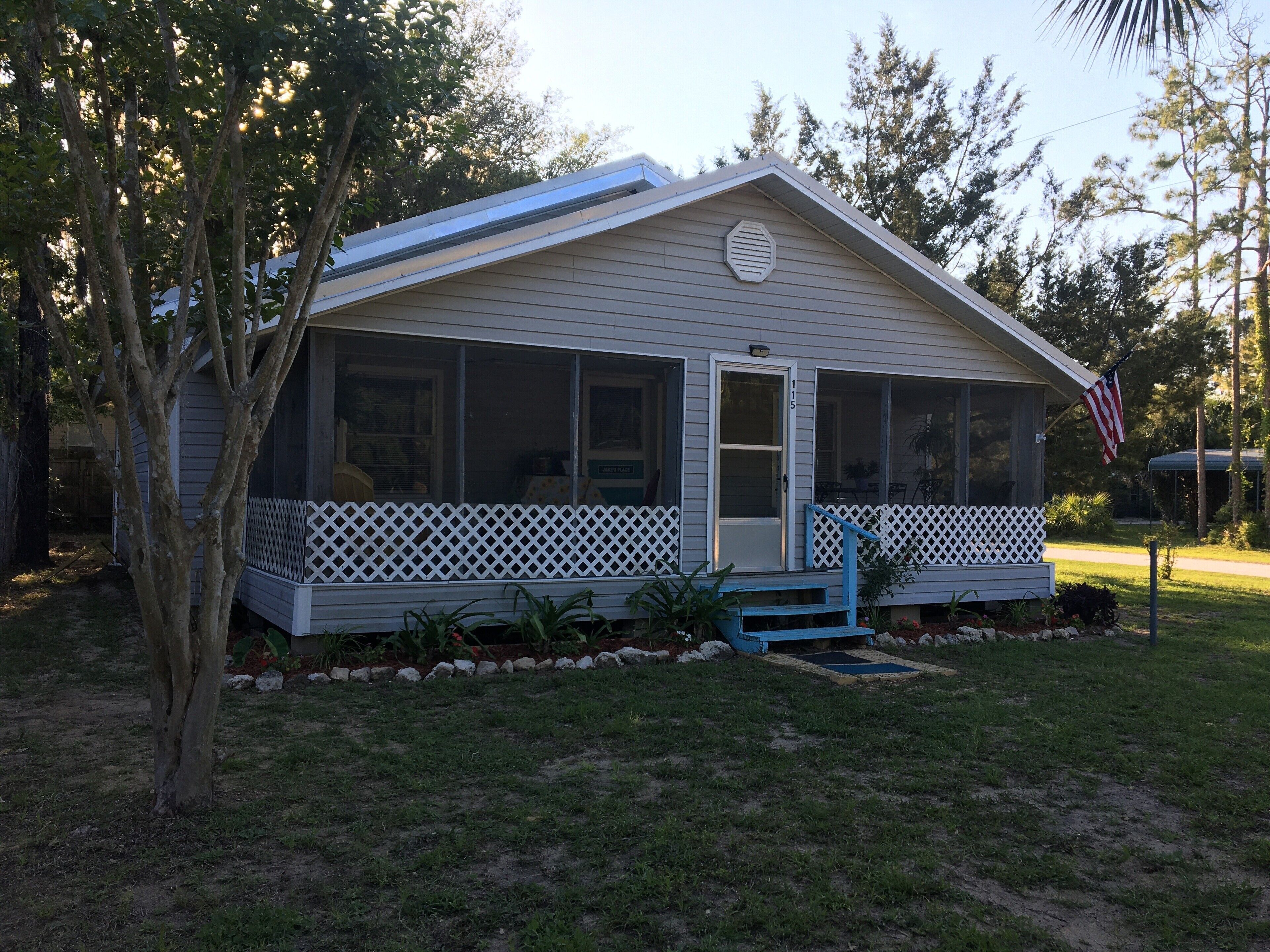 JAKE’S PLACE Offering County Cottage Charm in the Heart of Steinhatchee
