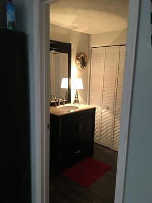 Suihku, hiustenkuivaaja, pyyhkeet, saippua