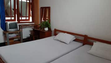 Kamar Twin Standar (Fan) | Meja kerja dan seprai linen