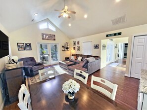 Smart TV, fireplace, DVD player, books - Flowing Water, Firepit, Large Deck, Wi-Fi, Stocked Fishing in Backyard Creek (Franklin)