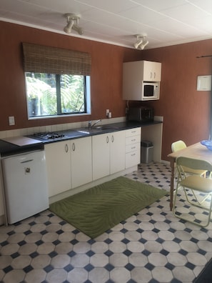 Frigorífico, microondas, placa de cocina y hervidor eléctrico