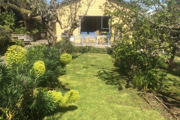 Kereru cottage set amongst large home orchard and gardens, a peaceful oasis!