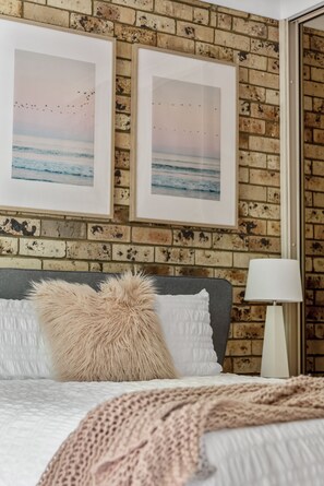 4 bedrooms, iron/ironing board, WiFi, bed sheets - Two minute walk to Jones Beach and 10 minute stroll to Minnamurra River (Kiama Downs)