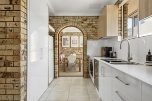 Fridge, microwave, oven, stovetop - Two minute walk to Jones Beach and 10 minute stroll to Minnamurra River (Kiama Downs)