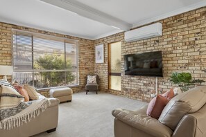 Smart TV, Netflix, books, streaming services - Two minute walk to Jones Beach and 10 minute stroll to Minnamurra River (Kiama Downs)