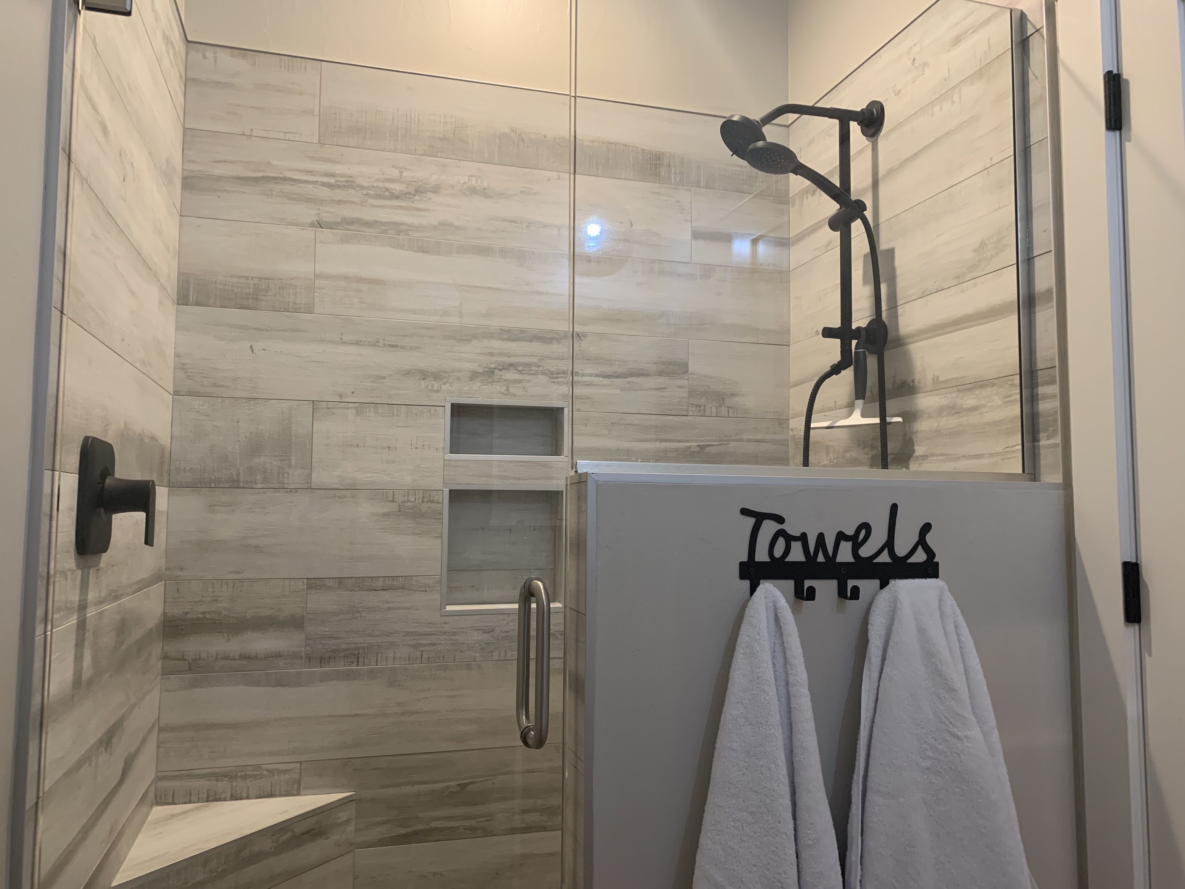 Douche, articles de toilette écologiques, sèche-cheveux
