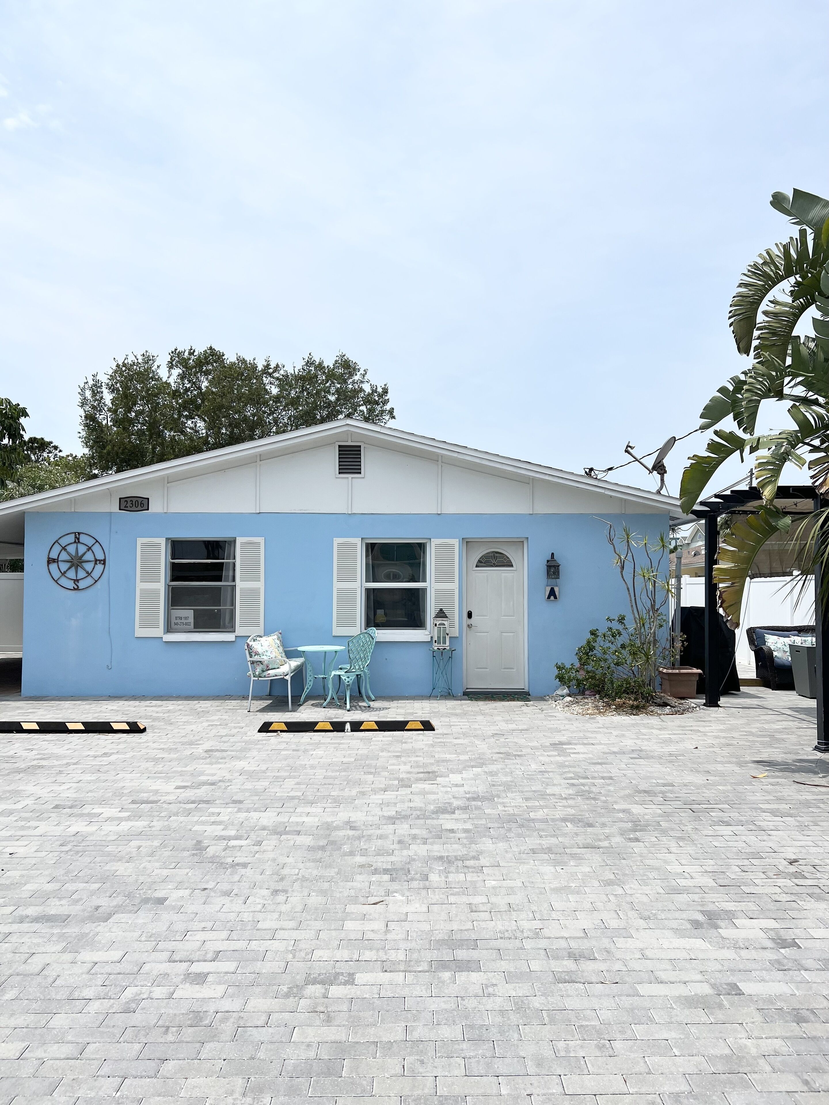 CUTE BEACH BUNGALOW, 2 blocks to BEACH Walk to Restaurants