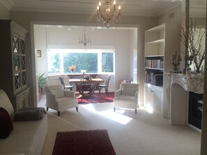 Fernseher, Kamin, Bücher, Musikbibliothek