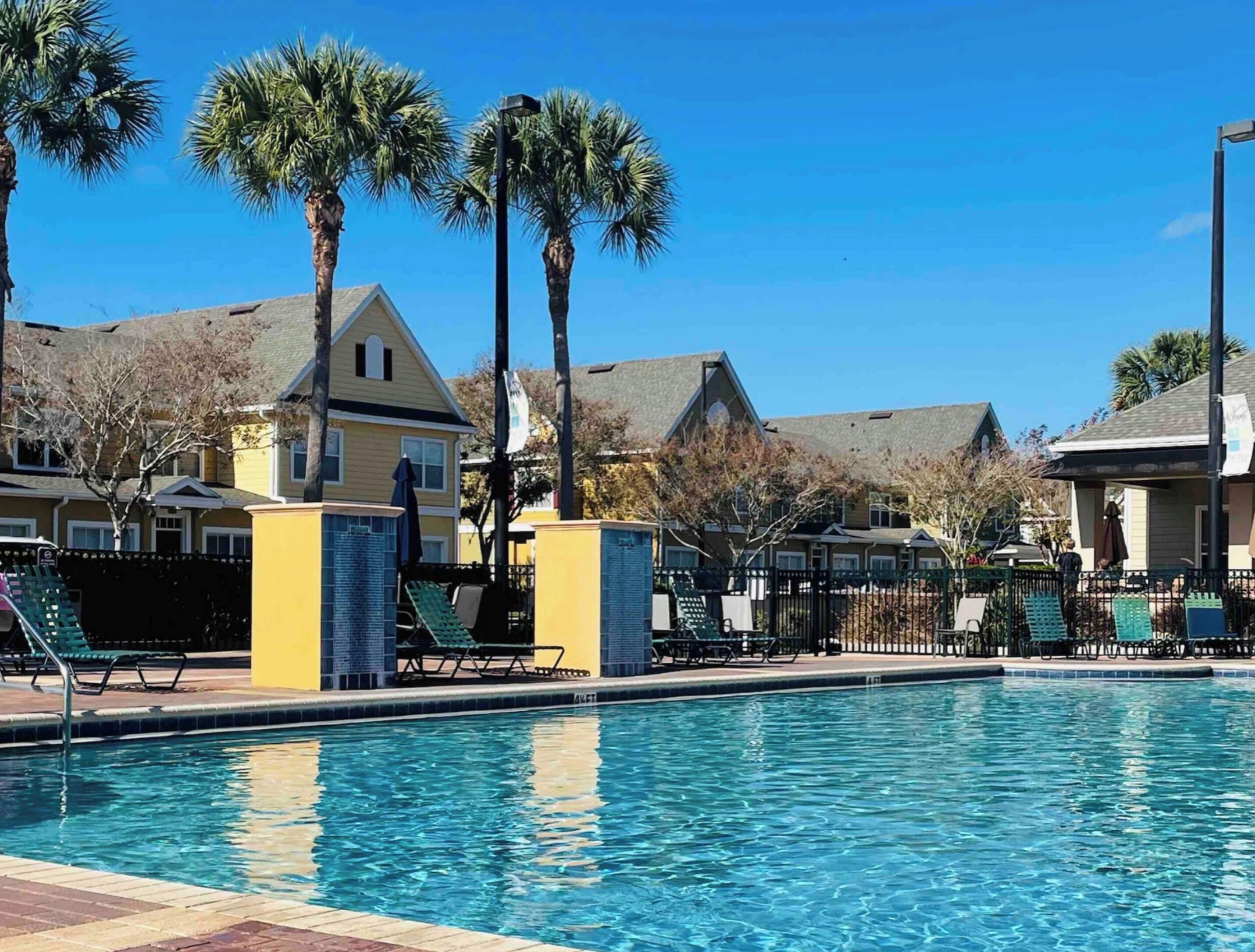 Een buitenzwembad, een verwarmd zwembad