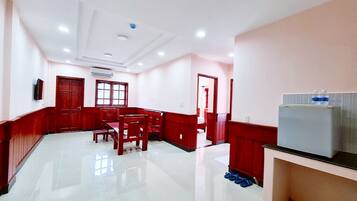 Family Suite | Living area | 32-inch flat-screen TV with cable channels, TV