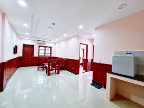 Family Suite | Living area | 32-inch flat-screen TV with cable channels, TV