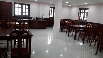 Petit déjeuner, déjeuner et dîner servis sur place