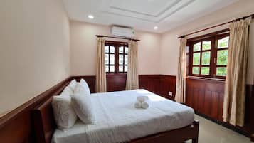 Minibar, desk, laptop workspace, free WiFi