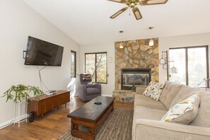 Fernseher, Kamin, DVD-Player, Musikbibliothek