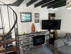 TV, fireplace - Cottage in village of Mevagissey,Cornwall Sleeps 4 (Mevagissey, Cornwall)