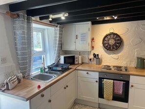 Fridge, microwave, oven, stovetop - Cottage in village of Mevagissey,Cornwall Sleeps 4 (Mevagissey, Cornwall)