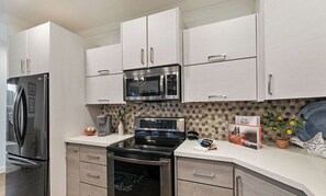 Fridge, microwave, oven, stovetop - ~ SUNSETS ~ RELAXING~ SWIMMING~ SUNNING~ (South Padre Island)