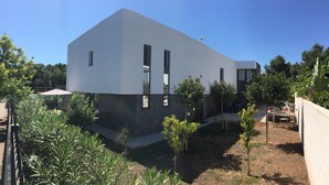 A modern two-story building with large windows and a flat roof. - Very beautiful modern 2-Bed Apartment in Javea (Javea)