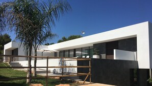 A modern building with a flat roof, large windows, and a minimalist design. - Very beautiful modern 2-Bed Apartment in Javea (Javea)