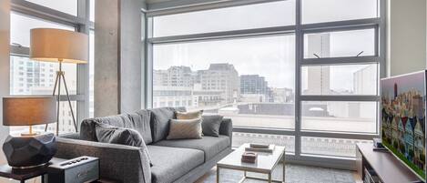 Een televisie en een stereo