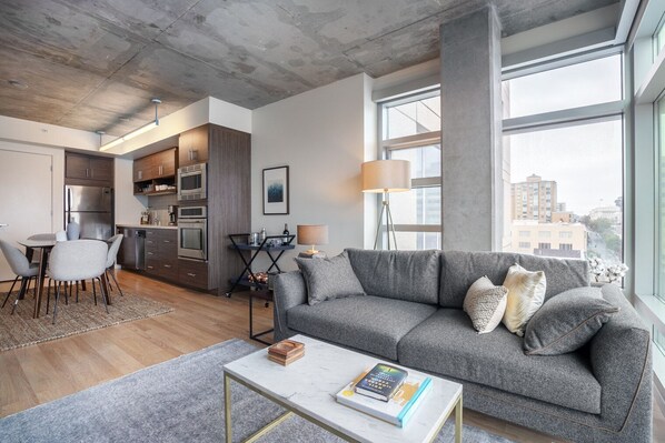 TV, stereo - Airy Lower Nob Hill 2BR w/ Roofdeck, BBQ, near Shops, by Blueground (San Francisco)