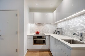 Fridge, microwave, oven, dishwasher - Dreamy Georgetown 1BR w/ storage space near Montrose Park by Blueground (Washington, D.C)