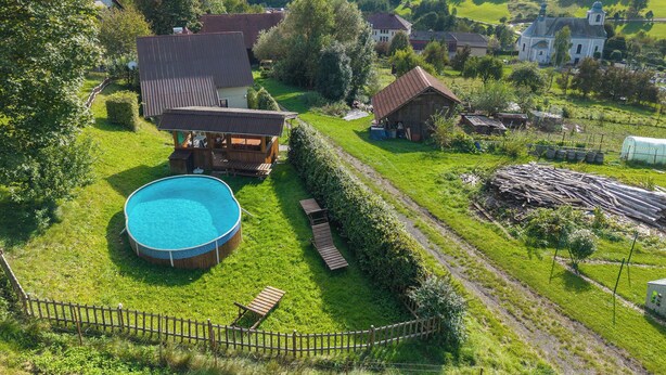 Un quartier résidentiel doté d’une piscine, d’une terrasse en bois et d’une cour clôturée.