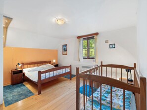 3 bedrooms, desk, Internet