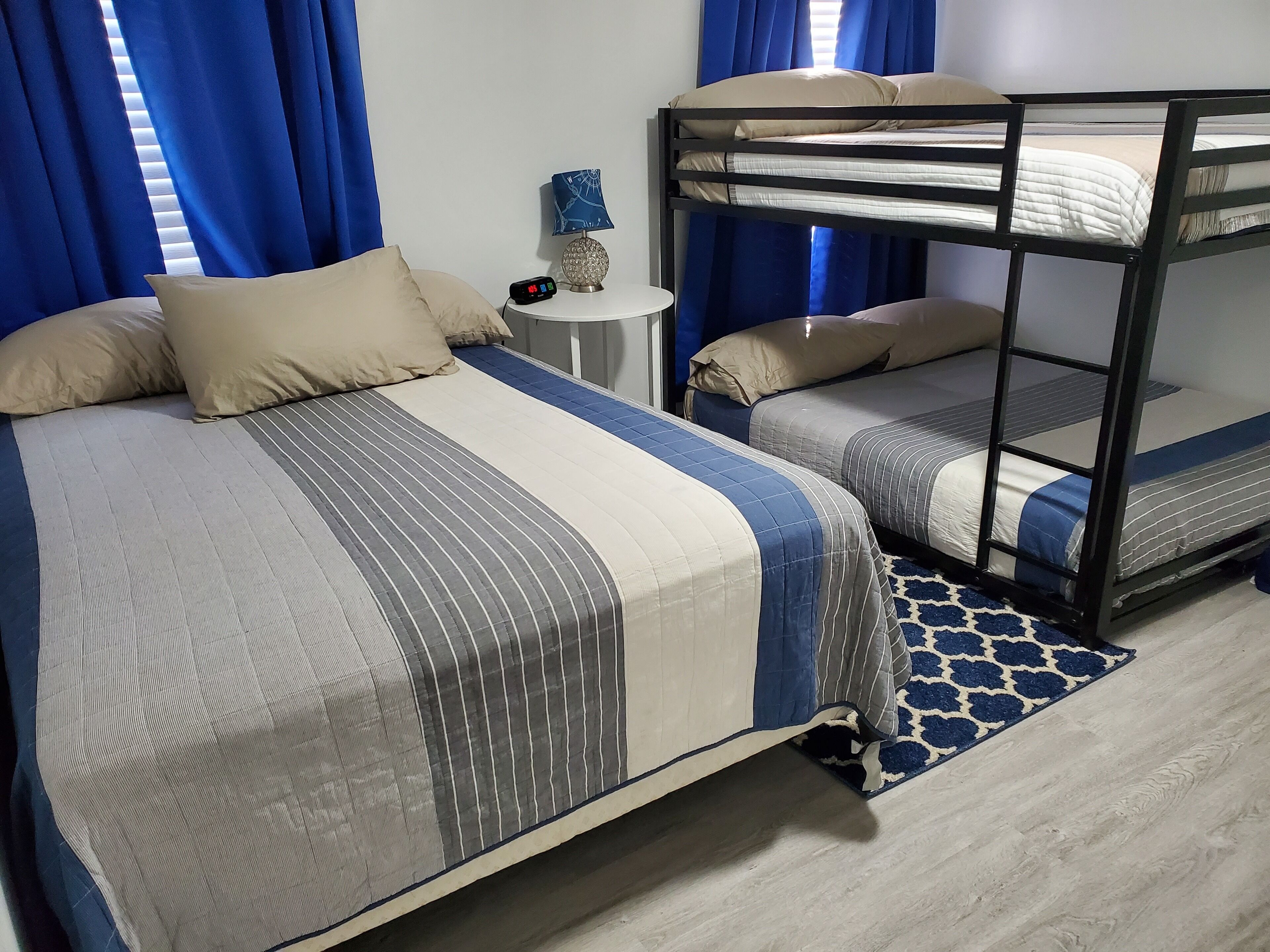 4 slaapkamers, een strijkplank/strijkijzer, gratis wifi, beddengoed