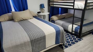 4 slaapkamers, een strijkplank/strijkijzer, gratis wifi, beddengoed