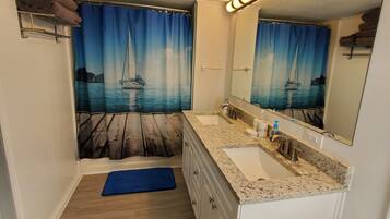 Duschwanne, Haartrockner, Handtücher, Seife