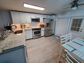 Refrigerador, microondas, horno y parrilla de estufa 
