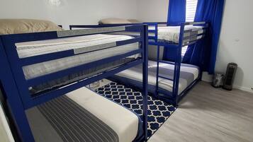 4 Schlafzimmer, Bügeleisen/Bügelbrett, kostenloses WLAN, Bettwäsche