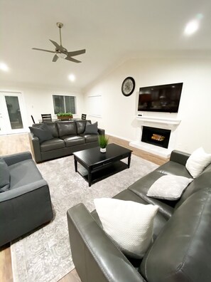 Smart-TV, peis og bøker