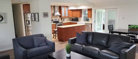 Una Smart TV, una chimenea, libros