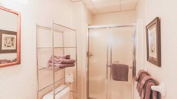 Suihku, hiustenkuivaaja, pyyhkeet, saippua