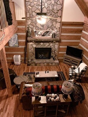 スマートテレビ、暖炉、DVD プレーヤー、卓球台