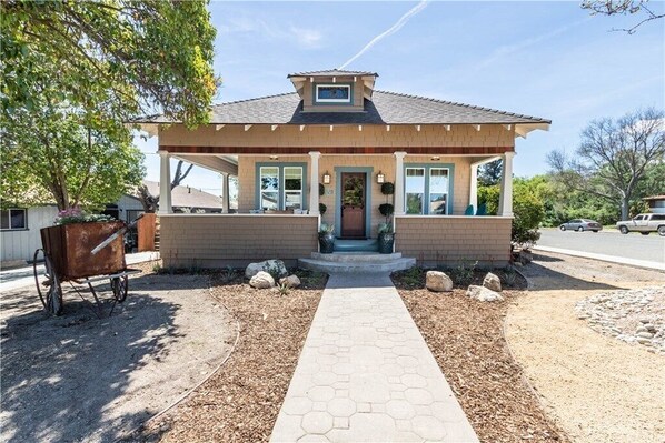 Exterior - Entire House Downtown Paso Updated Craftsman - 3/2 -With Firepit and Bocce ball (Paso Robles)