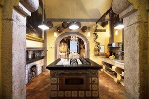 Coffee/tea maker, oven, stovetop, dishwasher - Try a true Baroque Villa also in winter: indoor pool, spa and services included! (Positano)