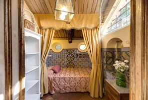 4 bedrooms, WiFi, bed sheets - Try a true Baroque Villa also in winter: indoor pool, spa and services included! (Positano)