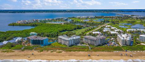 Sulla spiaggia, lettini da mare, teli da spiaggia