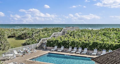 Oceanfront 🌊 2 Bedroom End Condo on south Hutchinson Island in IRP 🌴