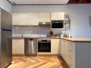 Refrigerador, microondas, horno y parrilla de estufa 